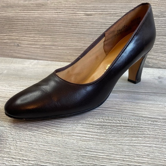 Amazing Vintage Naturalizer dark brown leather heels 7 1/2 AA Great condition - Picture 1 of 11